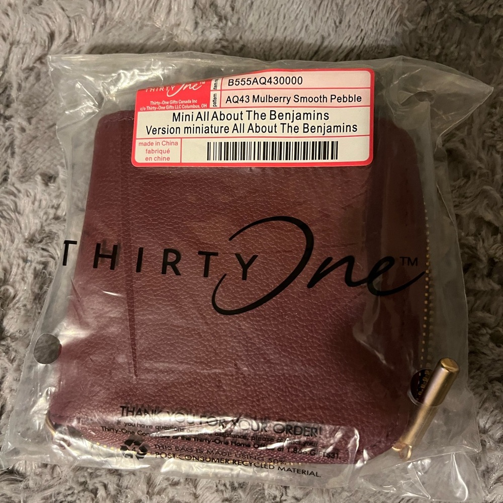 thirty-one Mini All About The Benjamins Mulberry ❤️💜 includes WRISTLET! NWOT. - Picture 4 of 4